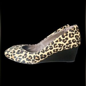 Vionic ladies wedge animal print pump size 8 1/2 very good condition